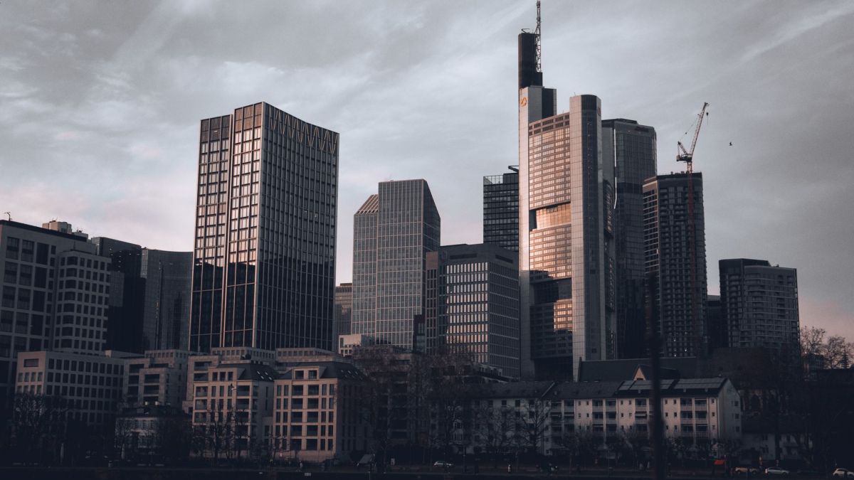 Stunning cityscape of Frankfurt am Main skyline at dusk with modern skyscrapers.