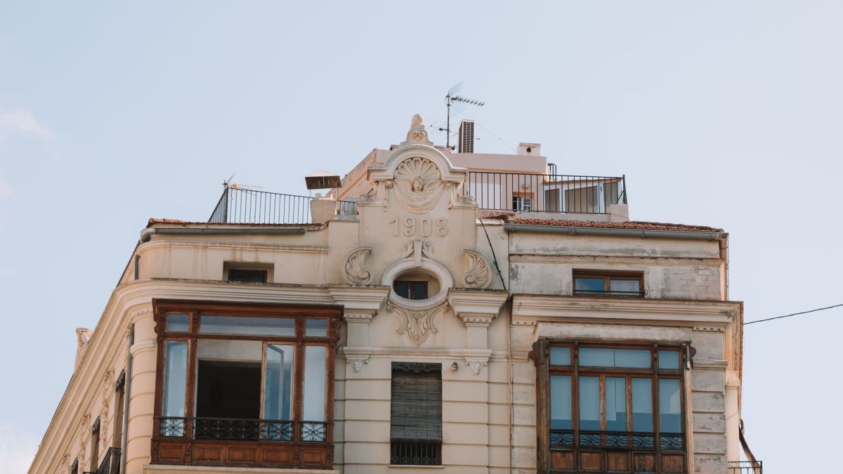 Explore the intricate architecture of a 1908 building in Valencia's urban landscape.