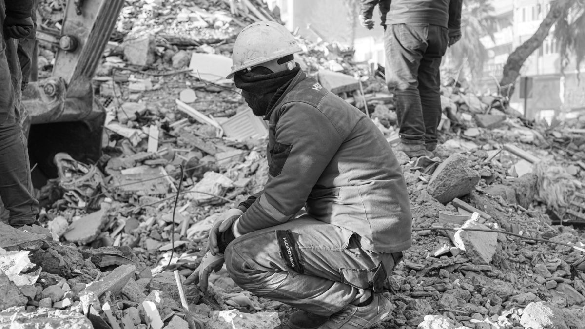 Rescue workers amidst rubble after an earthquake in Turkey, capturing resilience and teamwork.