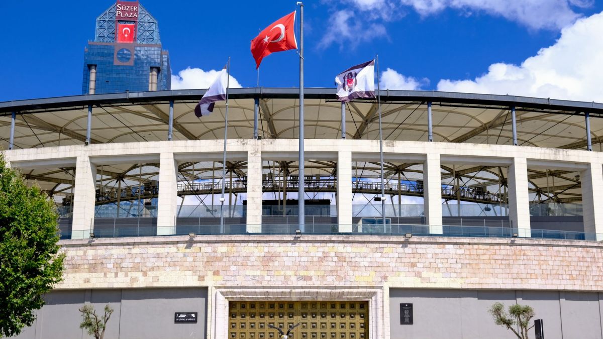 Bright daytime view of İstanbul's Süzer Plaza and stadium facade showcasing iconic architecture.