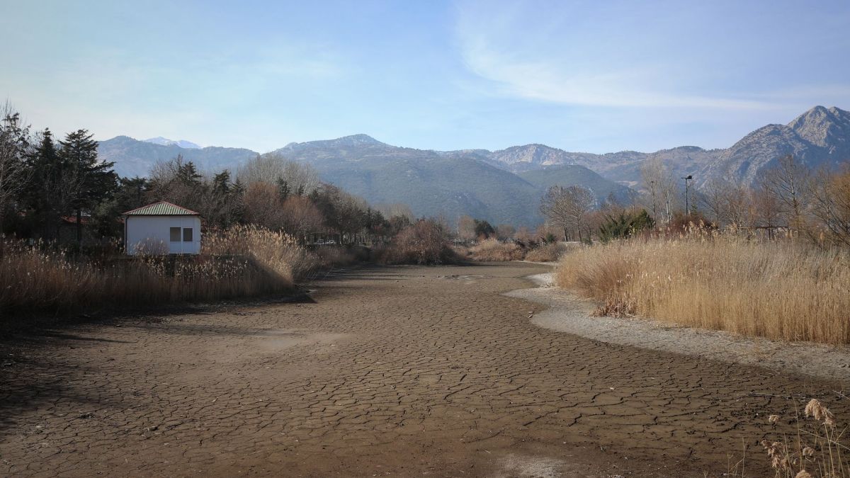 Scenic view of a dry riverbed with mountains in Isparta, Türkiye.