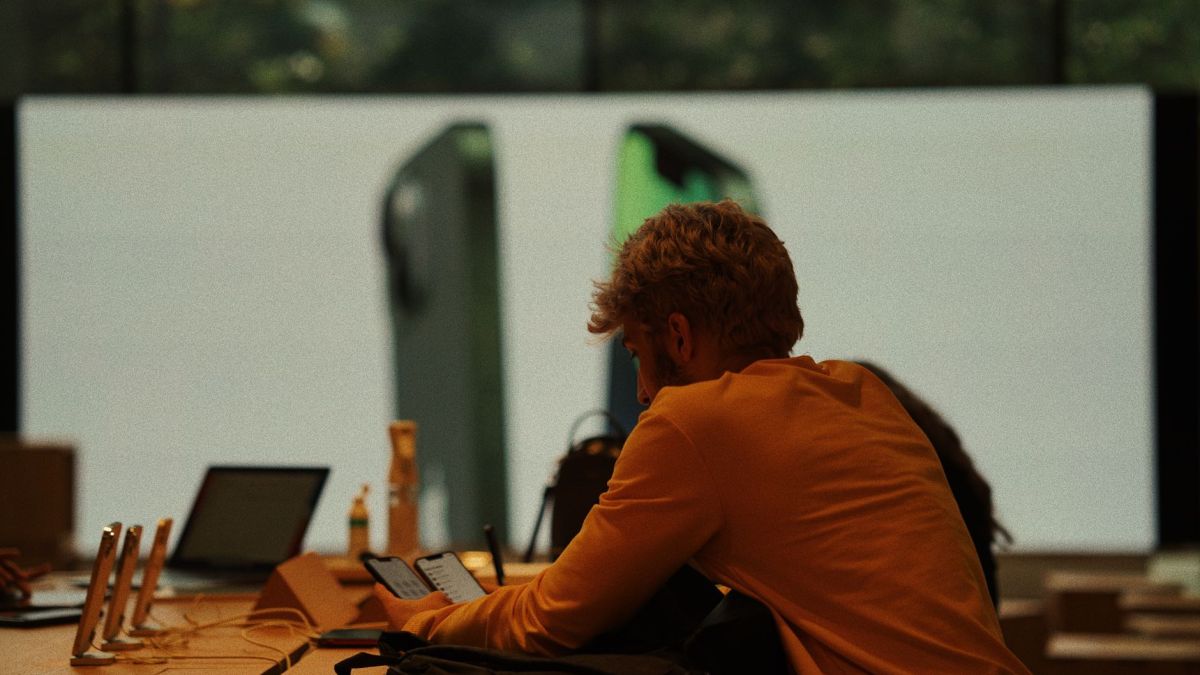 A customer examines smartphones in a modern İstanbul gadget store.